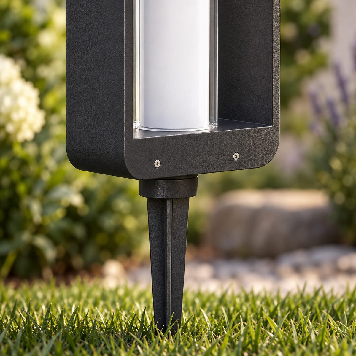 LumoEdge acrylic diffuser, aluminium frame and stake detail